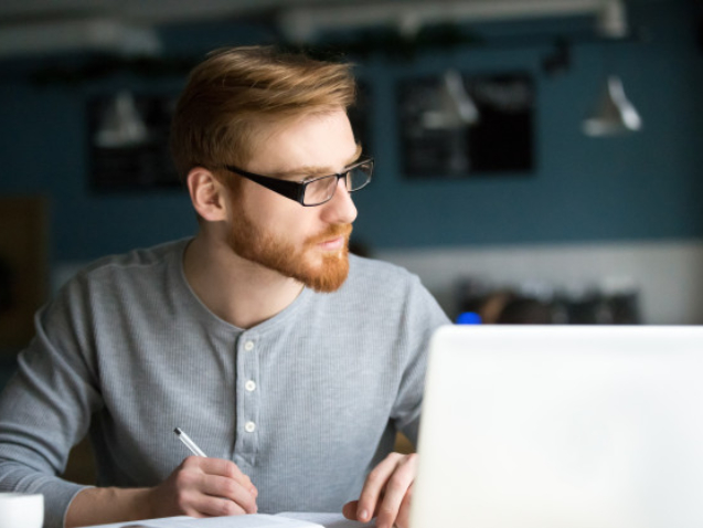 homem-pensativo-pensando-em-nova-ideia-escrevendo-notas-no-cafe_1163-5161